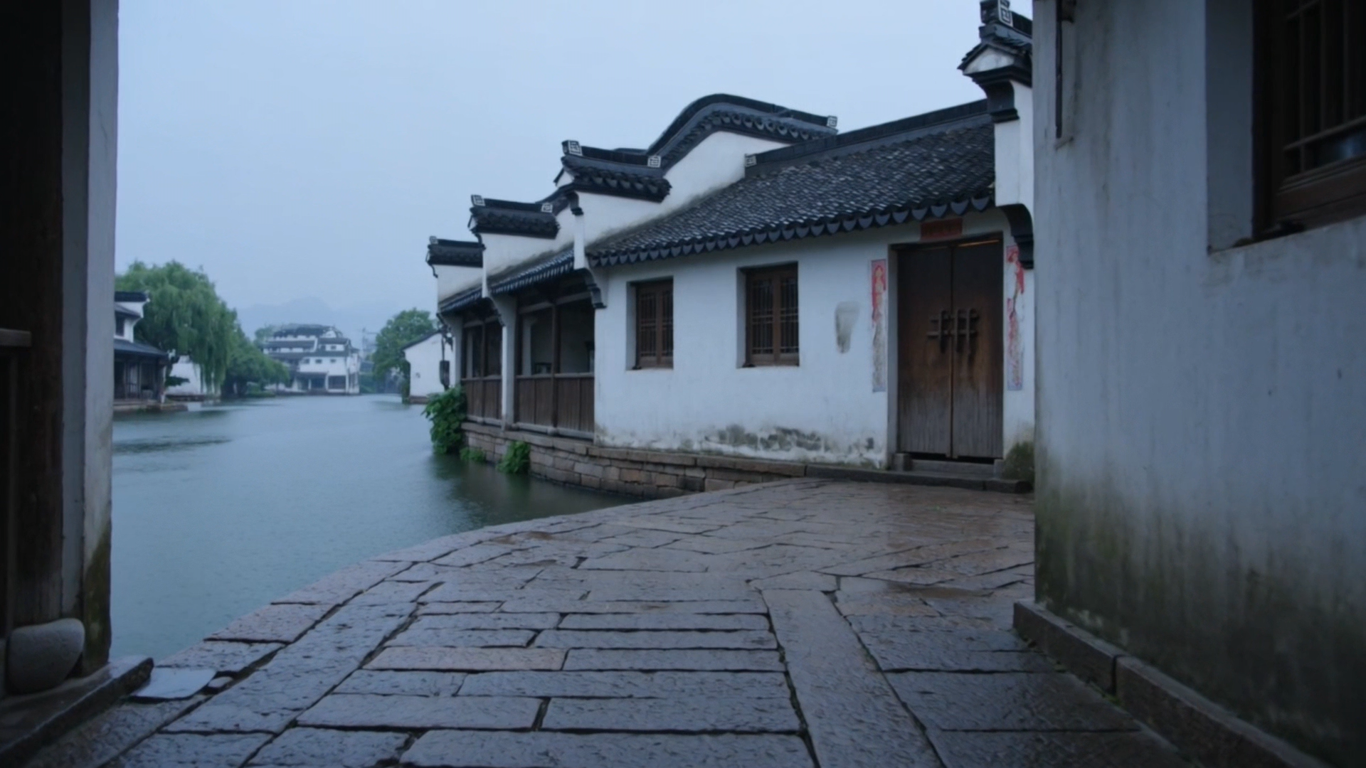 灯火落进一碗面里缩略图